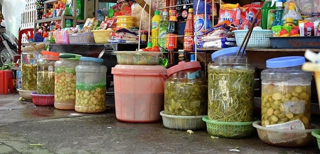 Các loại thực phẩm có nhiều axit sẽ kích thích quá trình giải phóng kim loại nặng trong inox, phản ứng với các hợp chất hóa dẻo của nhựa, tạo thành chất độc.