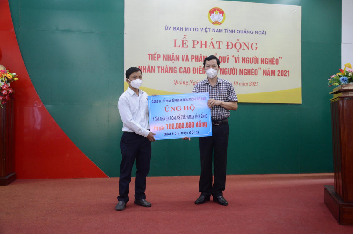 Công ty CP tập đoàn Farm Foods Việt Nam trao quỹ ủng hộ.