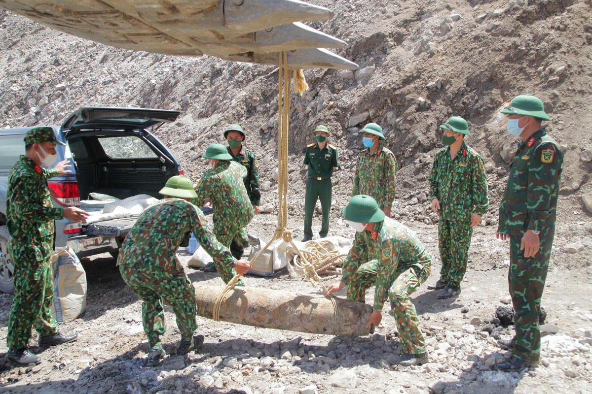 Lực lượng công binh Bộ Chỉ huy Quân sự tỉnh Quảng Ninh di dời và hủy nổ quả bom khủng