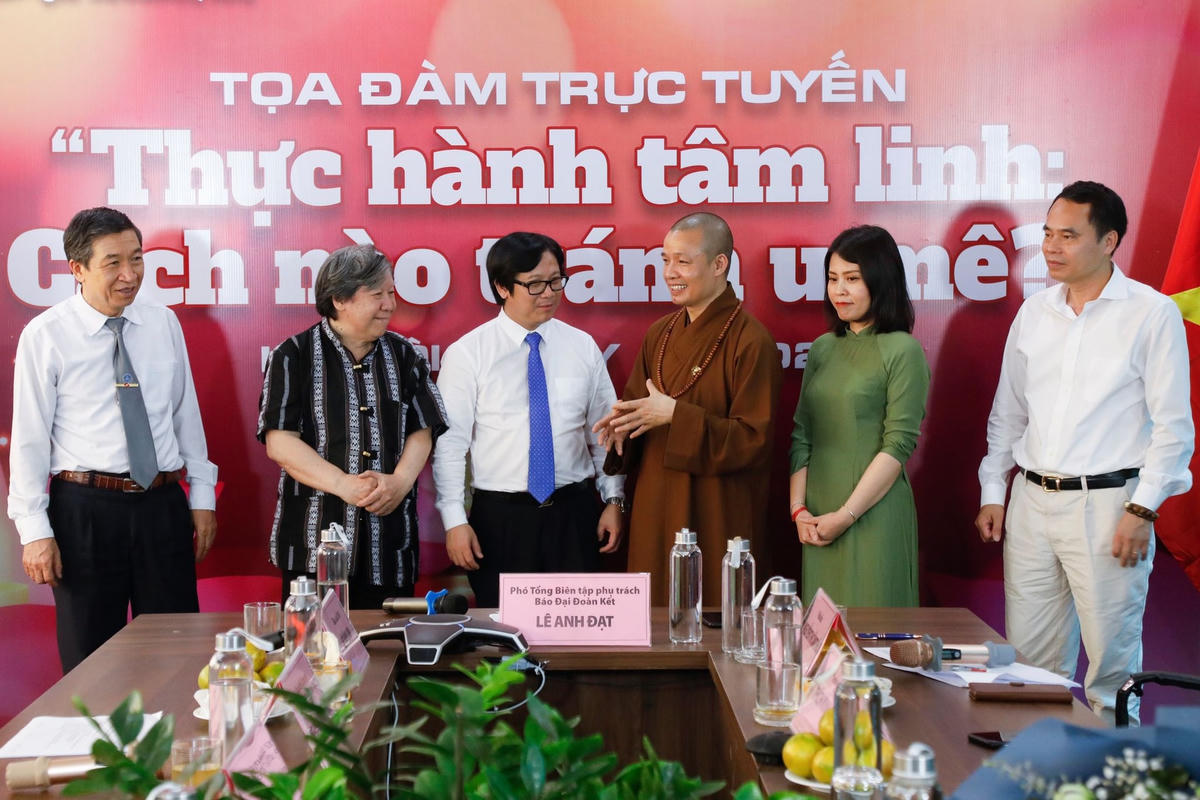 Nhà báo Lê Anh Đạt trò chuyện cùng các khách mời tham gia Tọa đàm. Ảnh: Quang Vinh.  