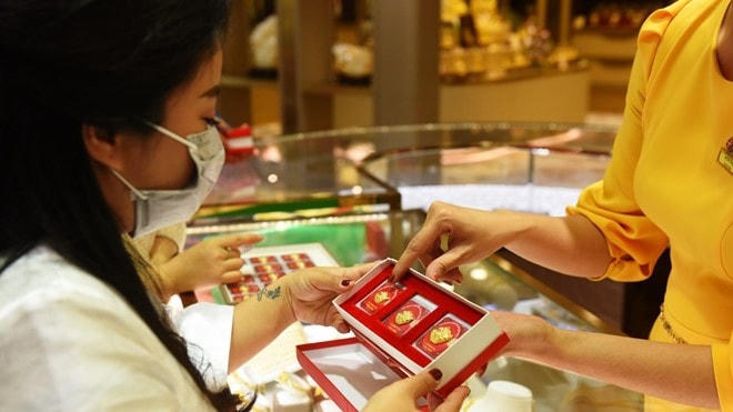 Các nhà đầu tư trong nước thận trọng trước đà giảm của giá vàng. (Nguồn: Sưu tầm).