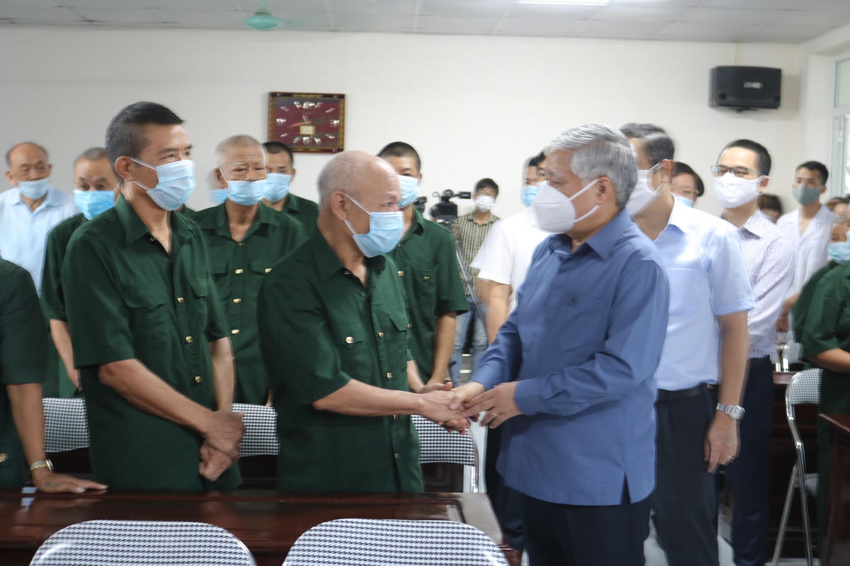 Chủ tịch Đỗ Văn Chiến thăm hỏi các thương binh, bệnh binh đang điều trị tại Trung tâm chăm sóc, phục hồi sức khỏe tâm thần tỉnh Thái Bình.