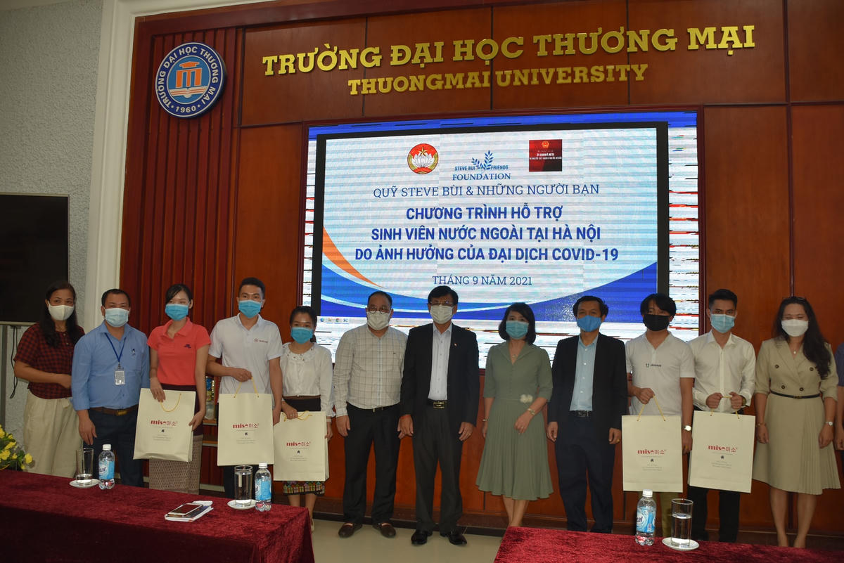 Trao hỗ trợ cho các lưu học sinh tại Trường Đại học Thương mại.