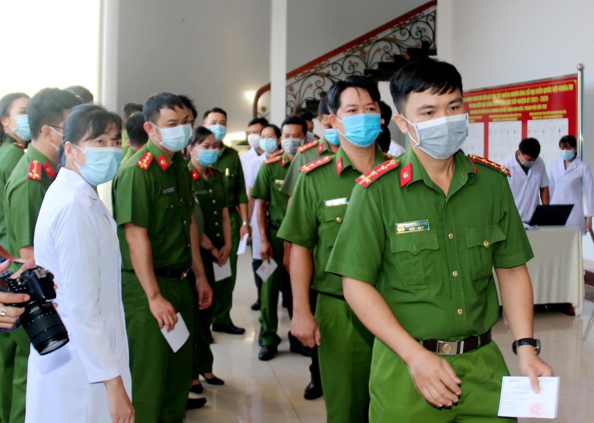 Cán bộ, chiến sĩ được kiểm tra y tế và hướng dẫn các bước bầu cử. 