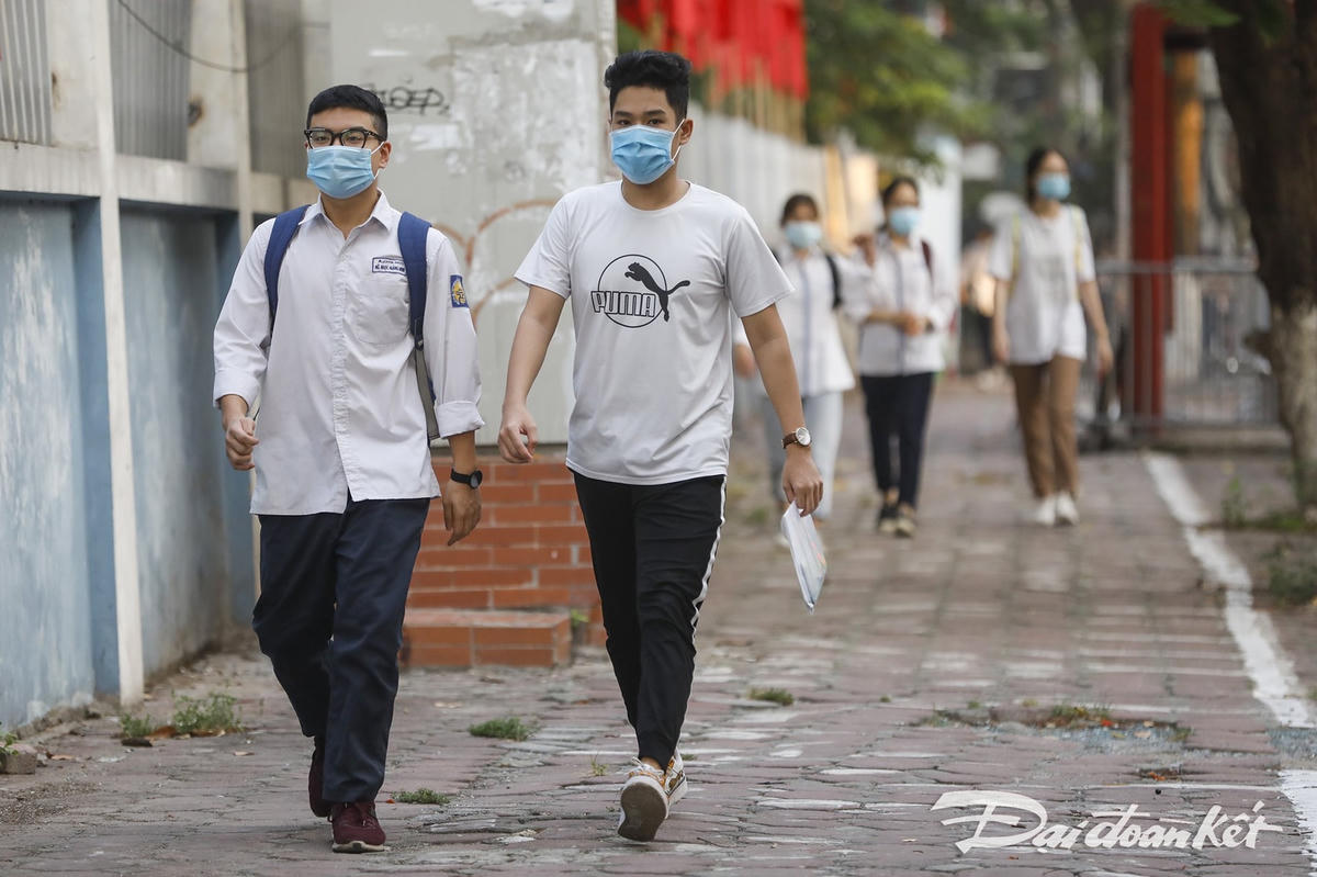 Các thí sinh rảo bước tự tin bước vào ngày thi đầu tiên. Tất cả đều thực hiện nghiêm túc việc đeo khẩu trang. Ảnh: Quang Vinh. 