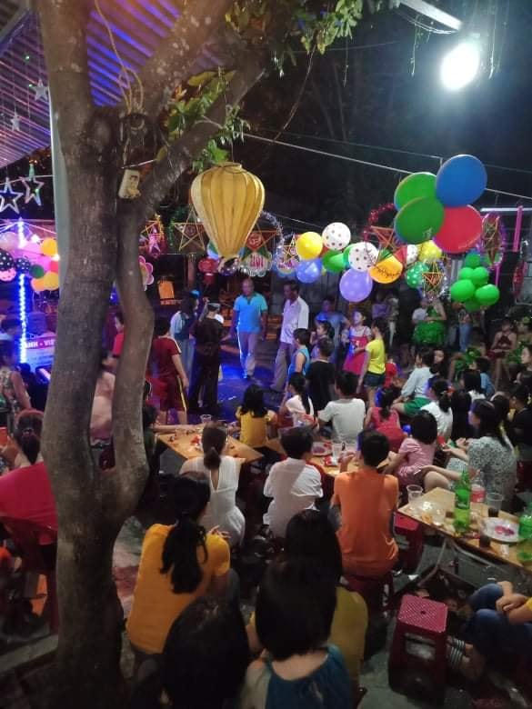 Tổ 8, khối phố Xuân Đông, phường Trường Xuân, TP Tam Kỳ tổ chức Đêm hội trăng rằm cho các cháu.