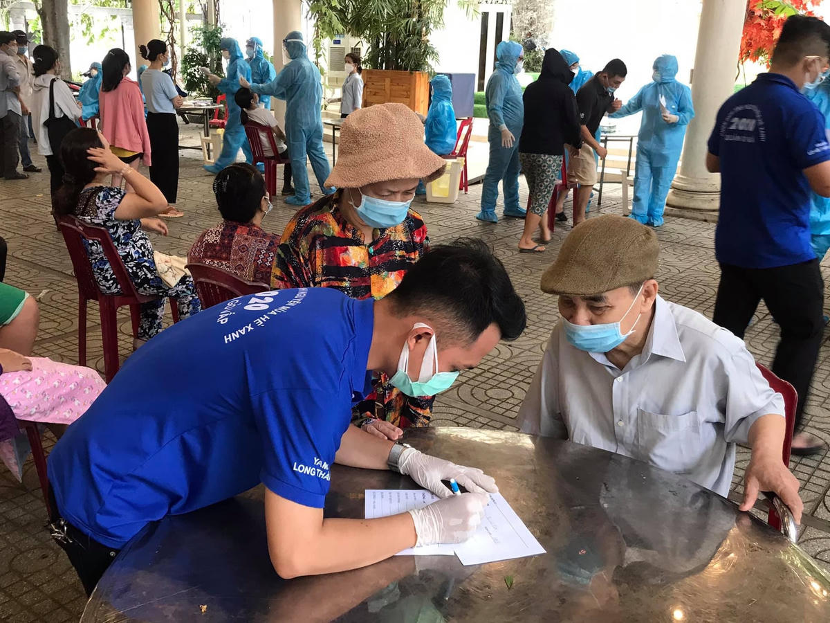 Thanh niên tình nguyện giúp người dân Gò Vấp (TP HCM) khai báo y tế để xét nghiệm.