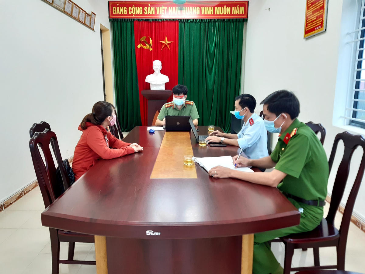 Lực lượng chức năng Hà Tĩnh làm việc, xử phạt N.T.TH.