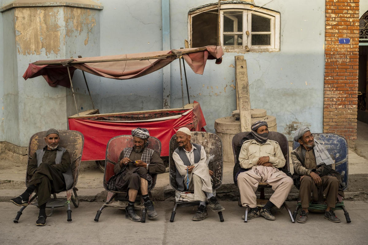 Những người lao động chờ đợi trên đường phố để được thuê ở thủ đô Kabul, Afghanistan (12/9/2021). Ảnh: AP.