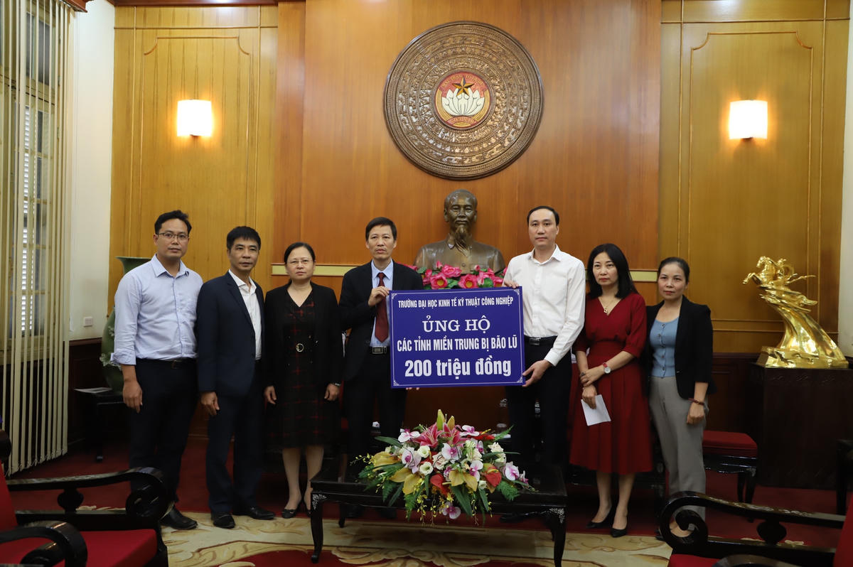 Phó Chủ tịch Phùng Khánh Tài tiếp nhận ủng hộ từ Trường Đại học Kinh tế Kỹ thuật Công nghiệp.