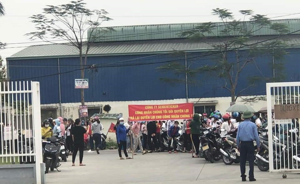 Người lao động ngừng việc, căng băng rôn kiến nghị đòi quyền lợi.