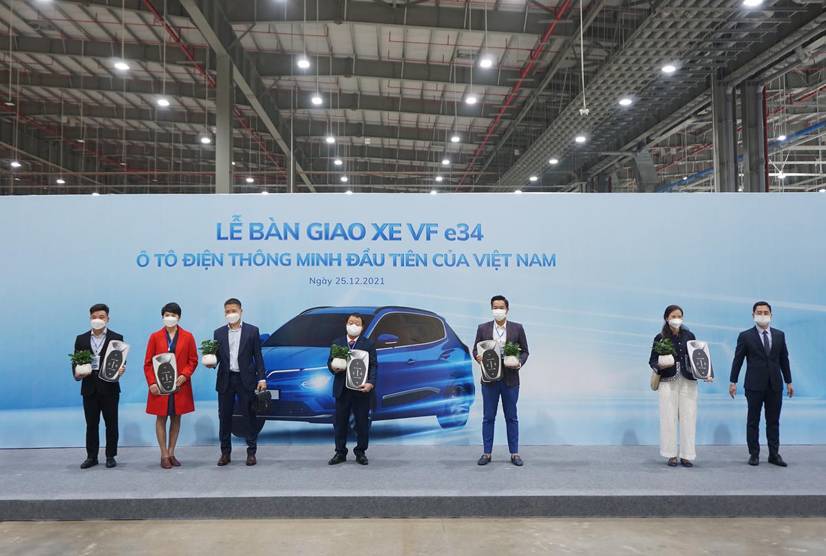 Khách hàng mua xe điện VF e34 nhận tại nhà máy VinFast.