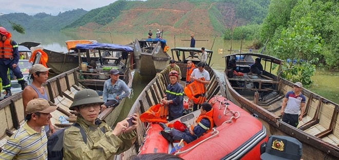 Lực lượng cứu hộ triển khai đưa người bị thương vào bờ. (Ảnh: TTXVN phát).