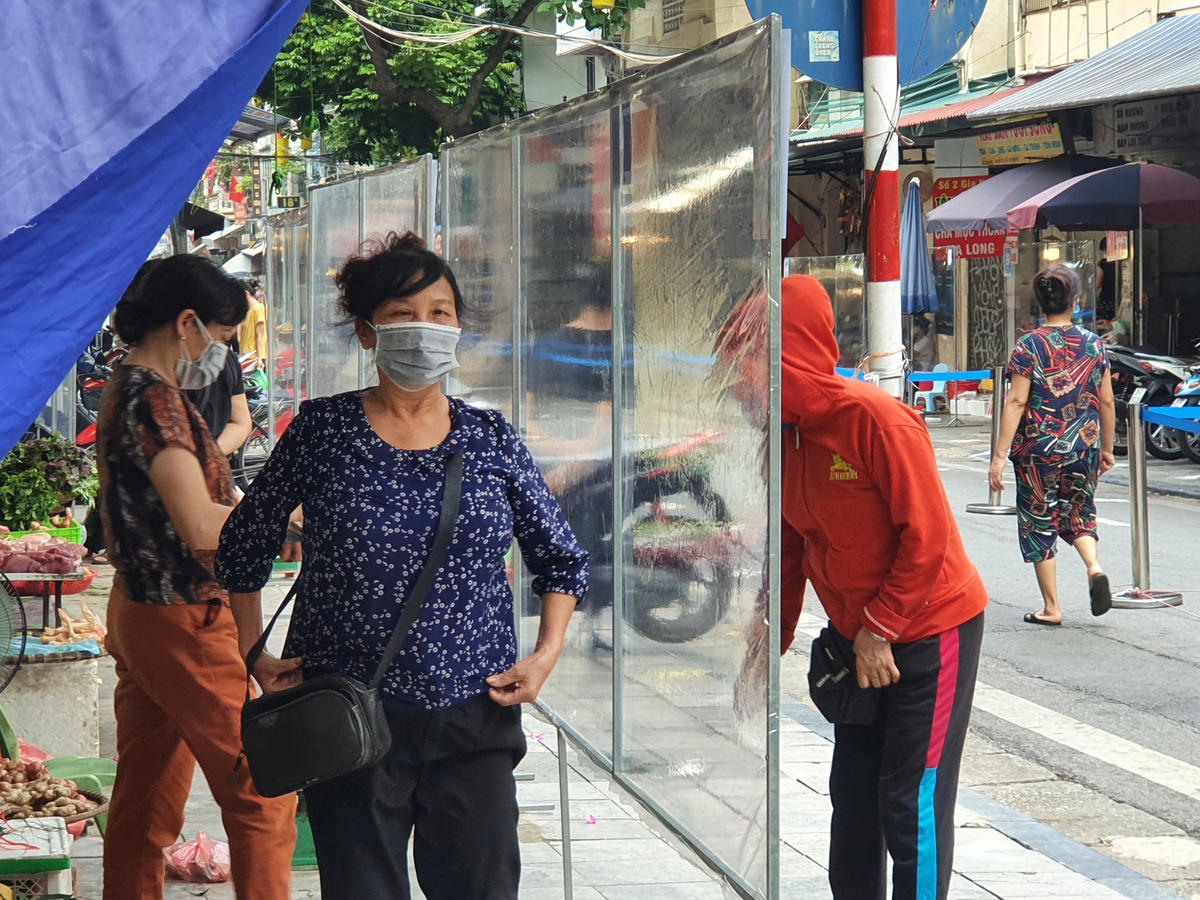 Hầu hết tiểu thương trong chợ cũng như người dân đều ủng hộ các biện pháp phòng chống dịch của chính quyền. 