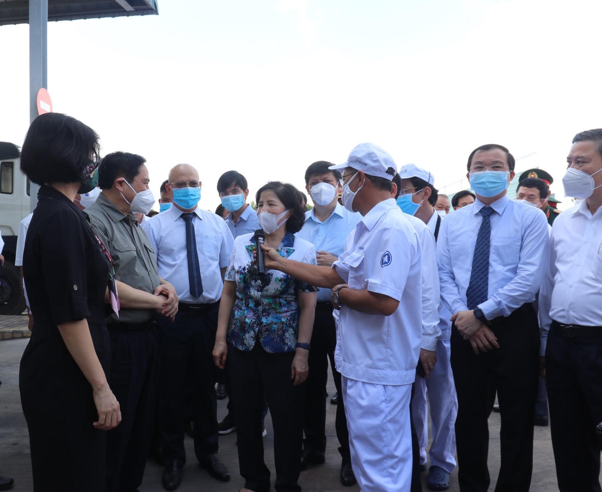 Thủ tướng Chính phủ Phạm Minh Chính nghe lãnh đạo Tổng Công ty CP Sữa Việt Nam báo cáo về tình hình sản xuất cũng như công tác phòng, chống dịch tại công ty.