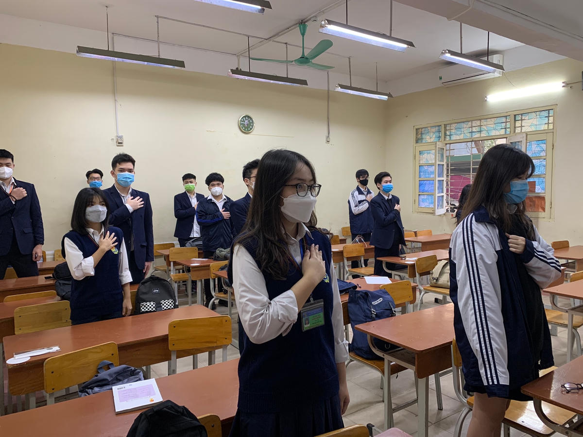 Giờ chào cờ của học sinh lớp 12 Trường THPT Việt Đức.