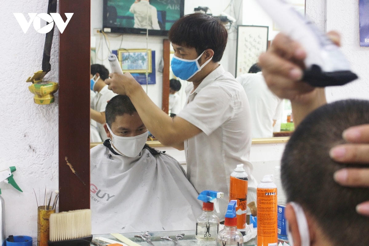 Anh Lưu Mạnh Quyền, chủ tiệm tóc 90A Trần Phú, Hà Đông chia sẻ: "Trong thời gian đóng cửa phòng, chống dịch Covid-19, anh em trong cửa hàng rất khó khăn. Có nhiều lao động tại salon chỉ trông chờ vào nghề cắt tóc để có tiền nuôi gia đình. Nay được mở cửa trở lại, anh em trong tiệm phấn khởi, ra cửa hàng sớm để dọn dẹp, đón khách".