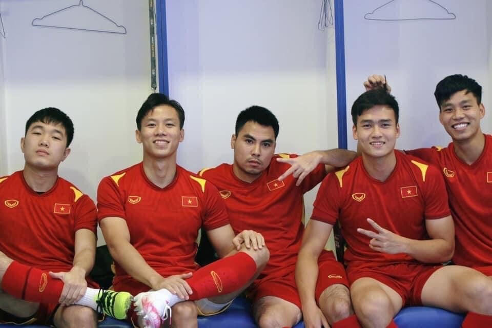 Văn Thanh đăng ảnh chụp cùng các đồng đội, tự tin với vẻ đẹp trai của mấy anh em: “Việc khiến bản thân mình bớt đẹp trai, chúng tôi không làm được. Còn việc dành 3 điểm tiếp theo, để đấy chúng tôi lo”.