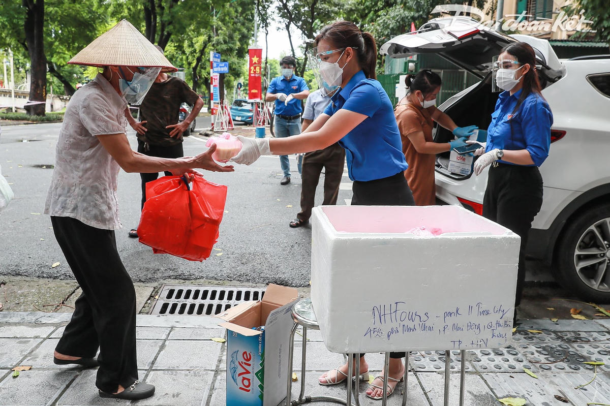 [ẢNH] Những suất ăn từ thiện đến tay người dân trong khu cách ly y tế