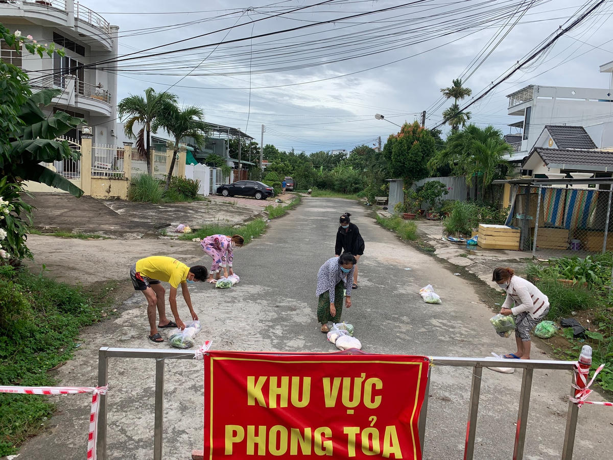 Kịp thời hỗ trợ nhu yếu phẩm cho người dân khu vực phong toả. 