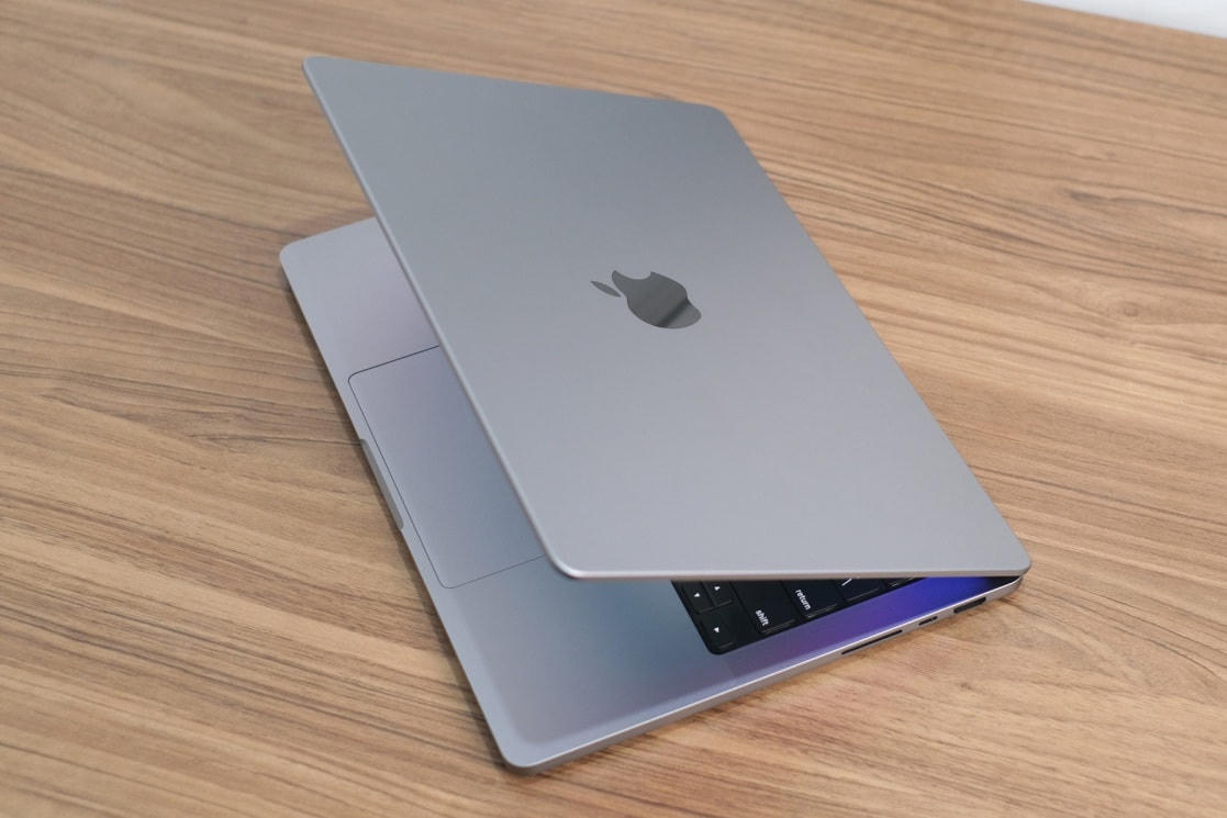 Cận cảnh MacBook Pro 'tai thỏ' tại Việt Nam, giá hơn 50 triệu đồng