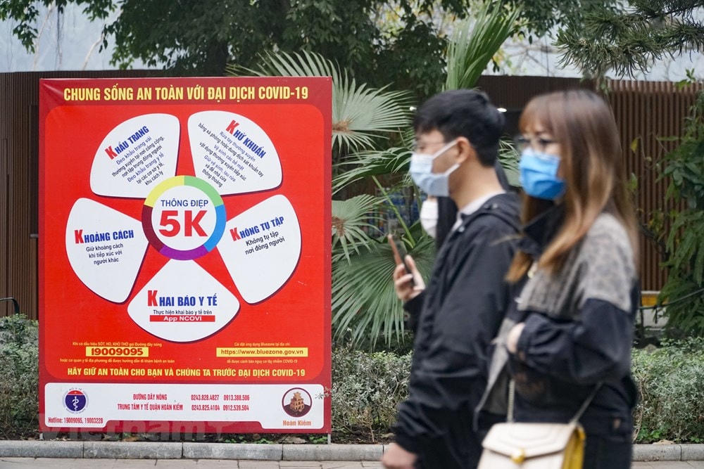 Trước diễn biến ngày càng cao của dịch bệnh, UBND TP Hà Nội chỉ đạo các lãnh đạo ban, ngành và lực lượng chức năng thường xuyên kiểm tra, xử lý nghiêm các hành vi vi phạm, đảm bảo yêu cầu phòng, chống dịch Covid-19 theo đúng các quy định của Chính phủ. (Ảnh: Minh Hiếu/Vietnam+).