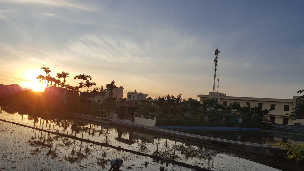 Sau một ngày lựa theo con nước dong thuyền ra biển, những ngư dân bãi chài vốn hầu hết theo đạo Công giáo lại trở về với xóm làng, xứ đạo của mình trong nội đồng. Bà con cho hay, họ không chỉ là ngư dân mà còn là nông dân, diêm dân vì ngoài con thuyền nhà nào cũng có thêm vài sào ruộng, vài sào đất muối. Không chỉ xã Hải Đông, cả huyện Hải Hậu quê họ đang chung sức xây dựng huyện Nông thôn mới kiểu mẫu sau khi đã đạt chuẩn huyện Nông thôn mới.