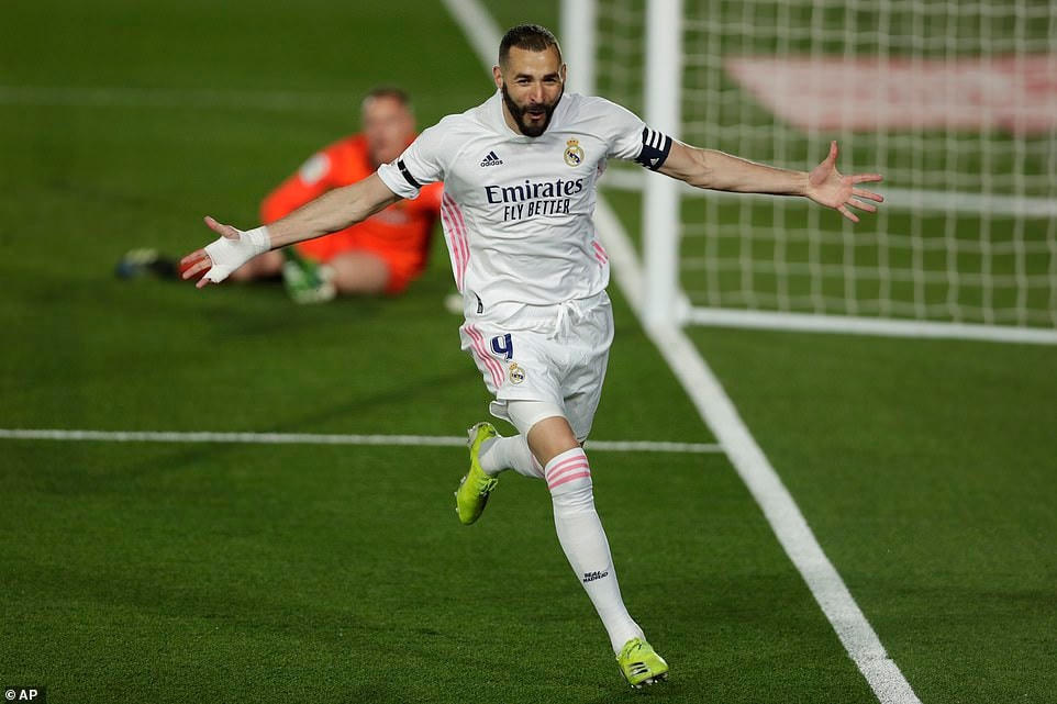 Benzema ăn mừng bàn thắng mở tỷ số ở phút 13.
