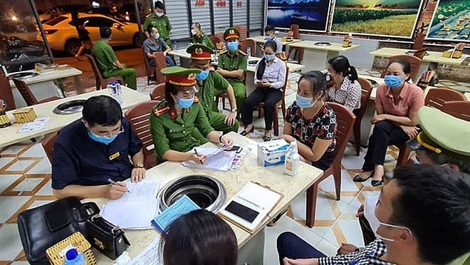 Đoàn kiểm tra liên ngành TP Bắc Ninh đang kiểm tra ATTP tại quán Nhắng nướng.