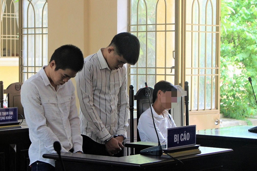Bị cáo Quang Vinh và Nguyễn Văn Quốc Khánh tại TAND tỉnh Quảng Nam.