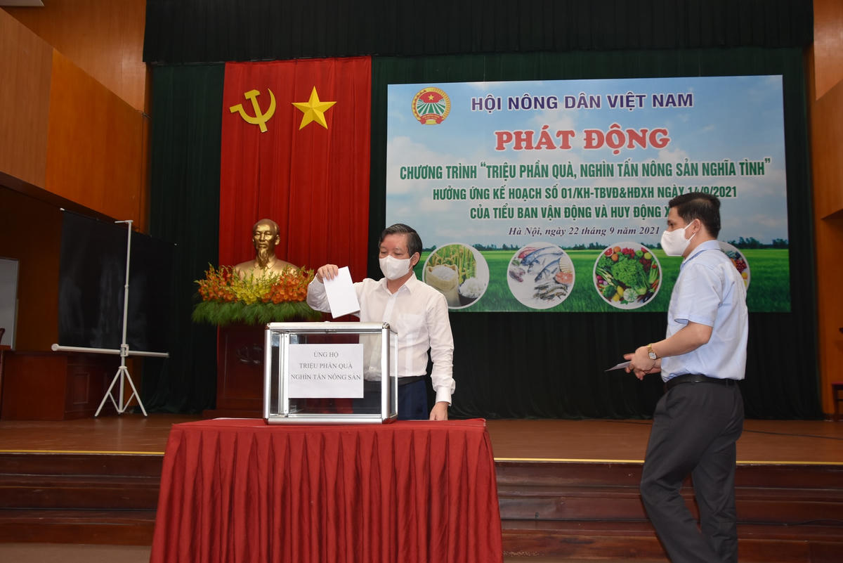 Các đại biểu tham gia ủng hộ Chương trình “Triệu phần quà, nghìn tấn nông sản nghĩa tình” tại Lễ phát động. 