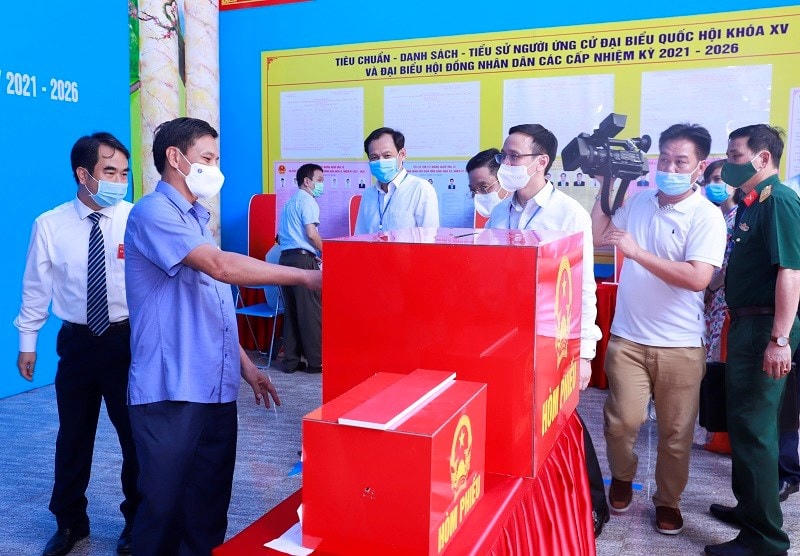 Chủ tịch TP Hải Phòng (áo xanh) kiểm tra công tác bầu cử.