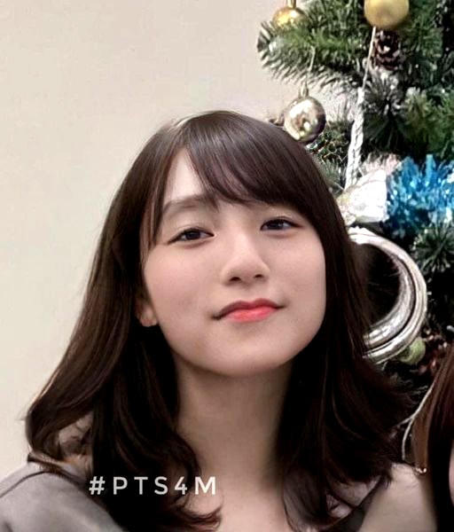 Sơn Tùng M-TP khiến fans giật mình với vẻ ngọt ngào khi: “Là con gái phải xinh”.  