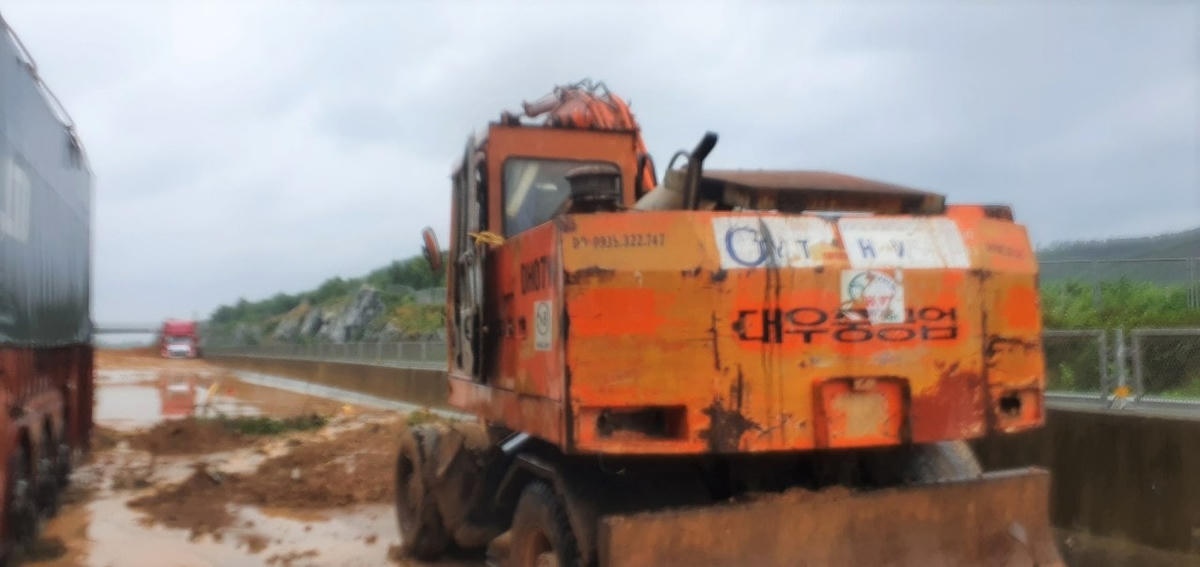 Xe cơ giới đang khắc phục tuyến cao tốc.