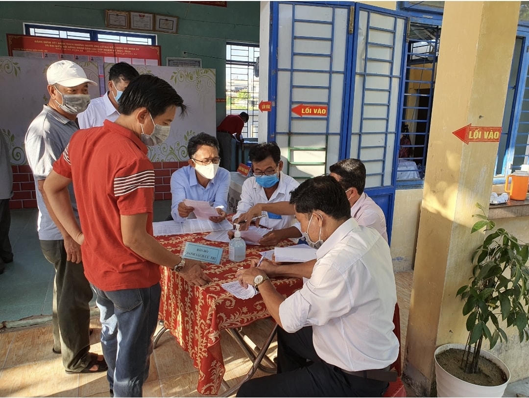 Kiểm tra danh sách và thẻ cử tri.