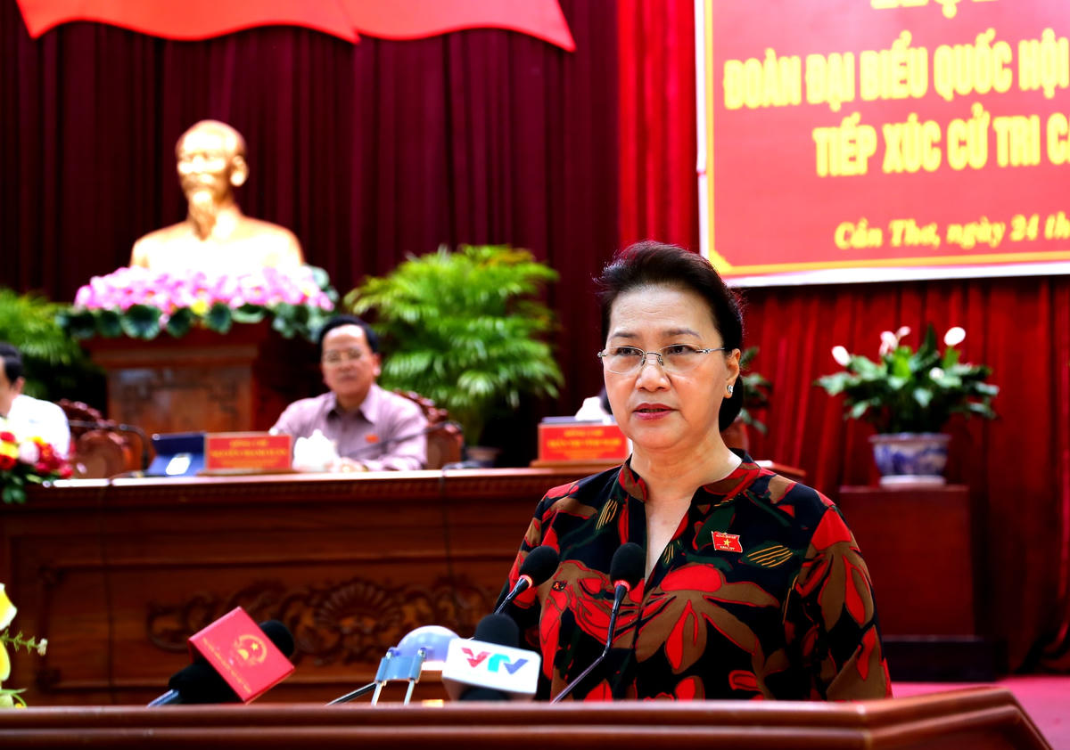 Chủ tịch Quốc hội Nguyễn Thị Kim Ngân trả lời ý kiến cử tri.
