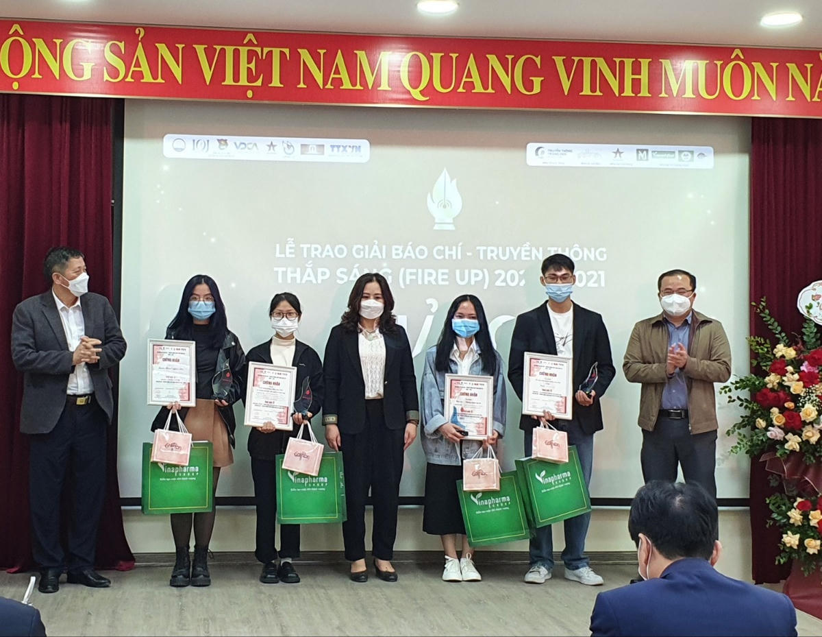 Các tác giả đạt giải C. 