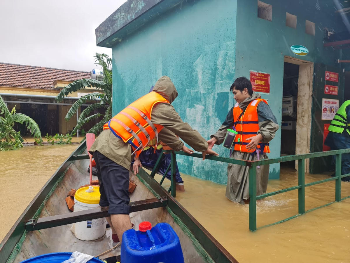 Nước dâng cao, cán bộ kỹ thuật Viettel phải di chuyển bằng thuyền.