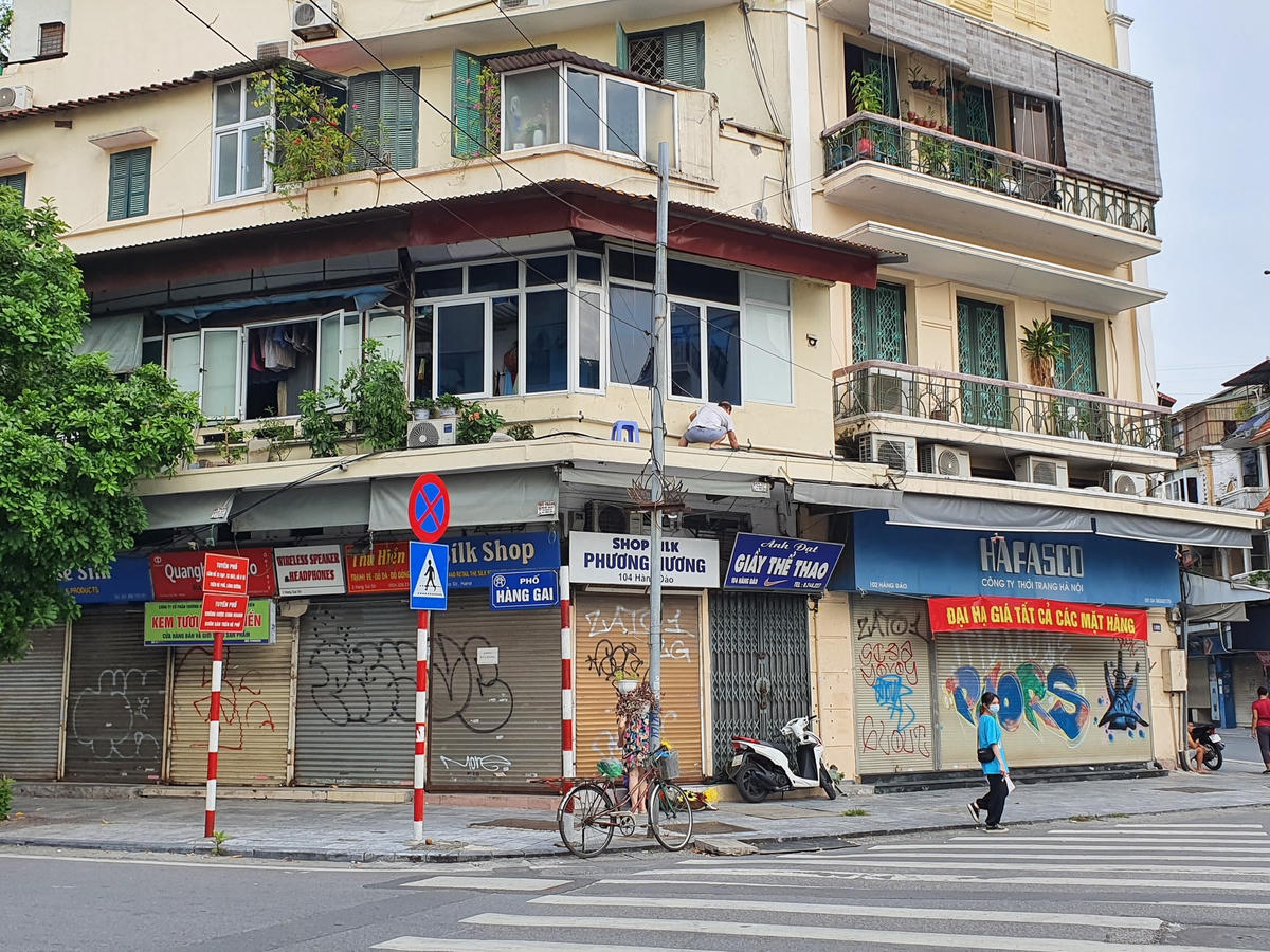 Những cửa hàng trên phố Hàng Gai có "mặt tiền" rất đẹp, tuy nhiên do ảnh hưởng của đại dịch Covid-19 đã phải đóng cửa nhiều tháng nay.