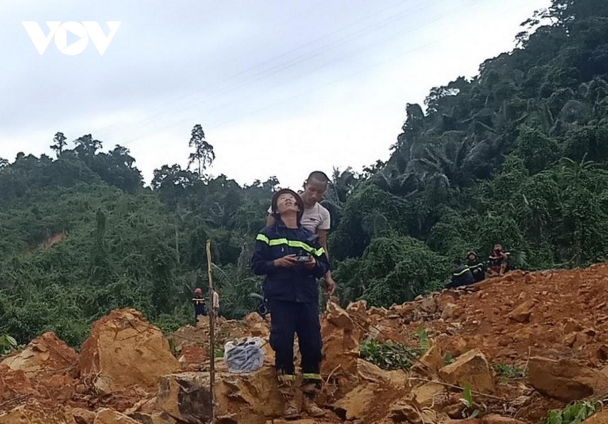 Dùng flycam khoanh vùng tìm kiếm nạn nhân tại hiện trường công trình Thủy điện Rào Trăng 3.