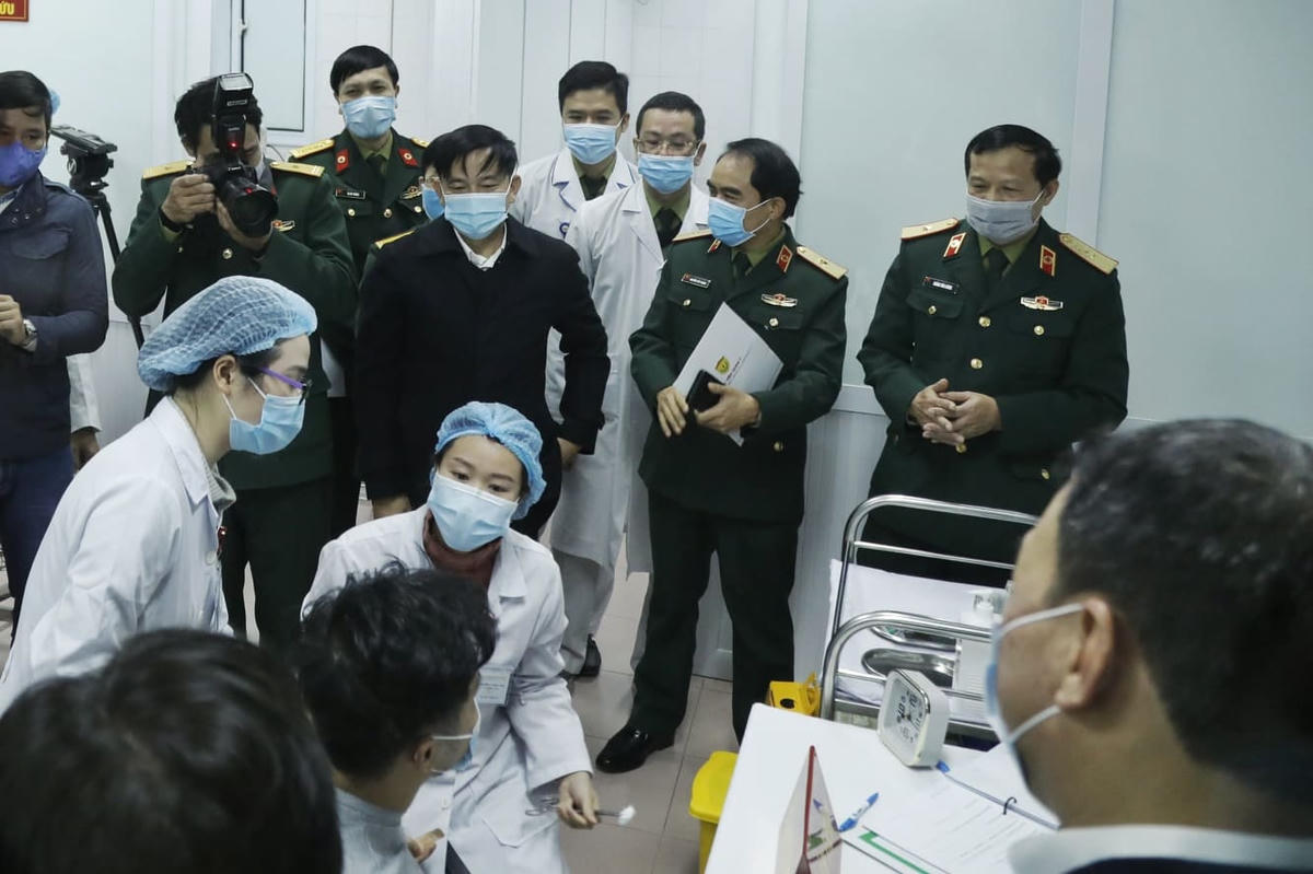 Người tình nguyện tiêm vaccine được giải thích trước khi tiêm. Ảnh: Quang Vinh.