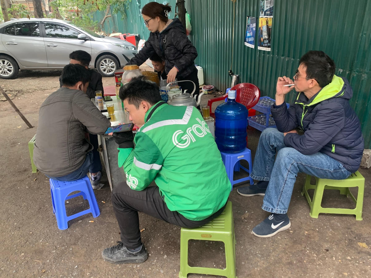 Cả chủ quán và khách hàng đều không đeo khẩu trang, tại một quán trà đá vỉa hè trên đường Nguyễn Hoàng Tôn (quận Tây Hồ).