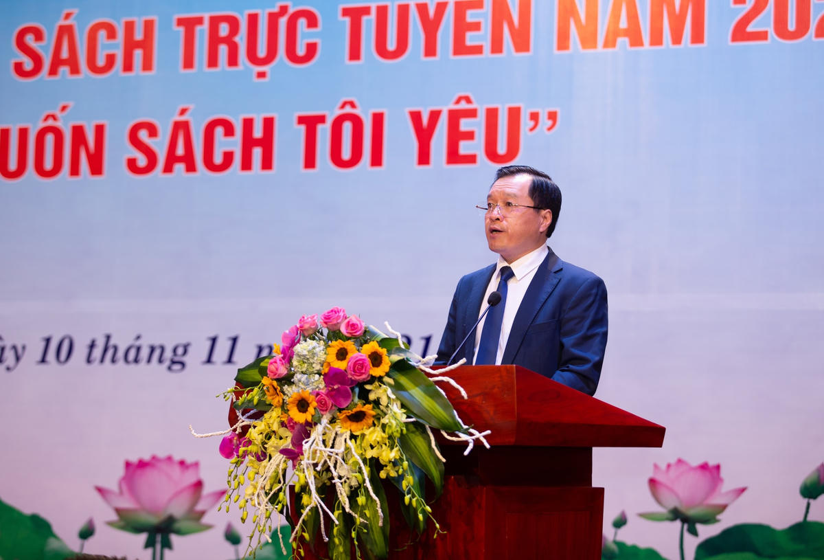 Ông Phạm Quốc Hùng, Vụ trưởng Vụ Thư viện phát biểu tại lễ. 