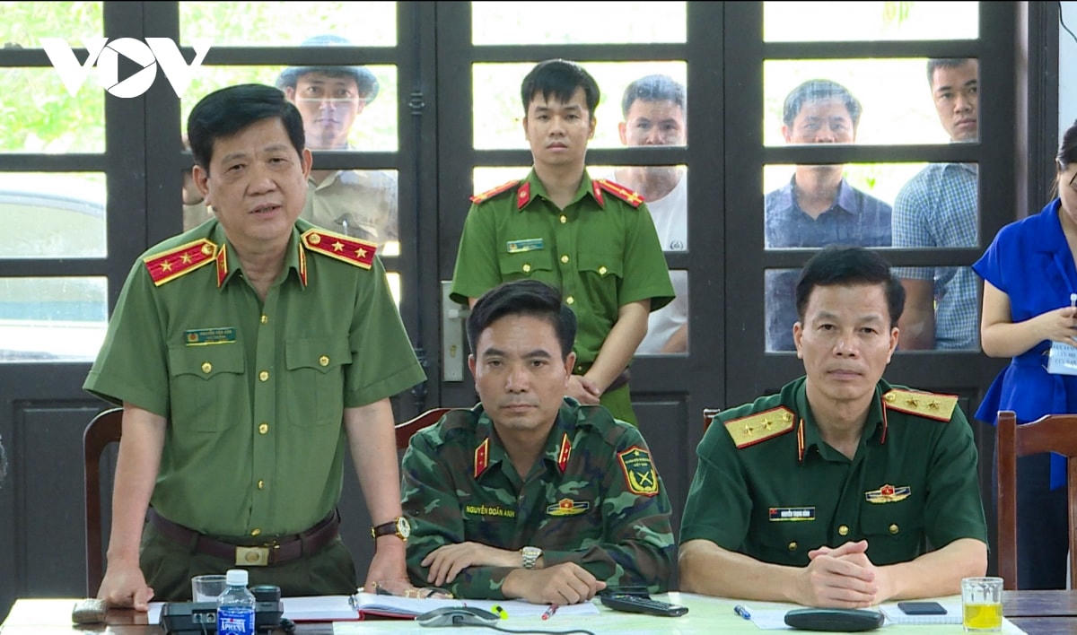Trung tướng Nguyễn Văn Sơn, Thứ trưởng Bộ Công An tại buổi làm việc với Sở Chỉ huy tiền phương tại xã Phong Xuân, huyện Phong Điền (Thừa Thiên-Huế).