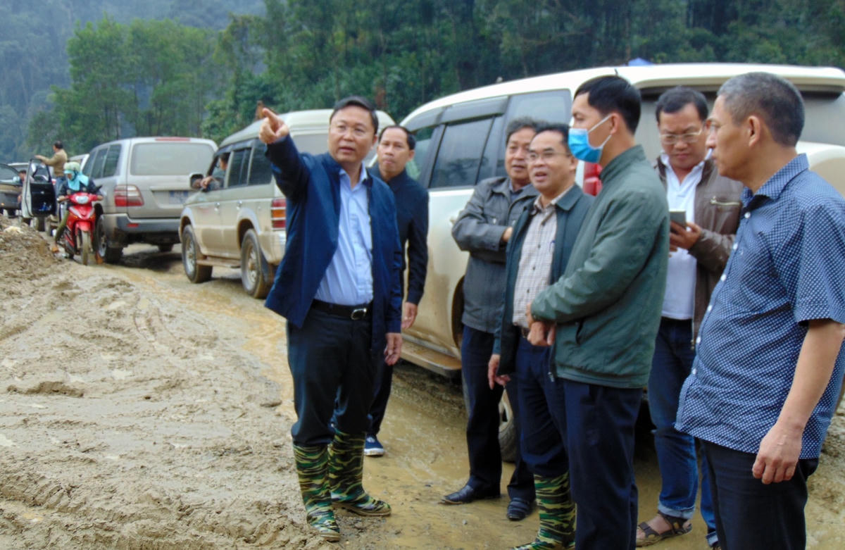 Lãnh đạo tỉnh Quảng Nam đi kiểm tra các địa điểm sạt lở xã Trà Leng.
