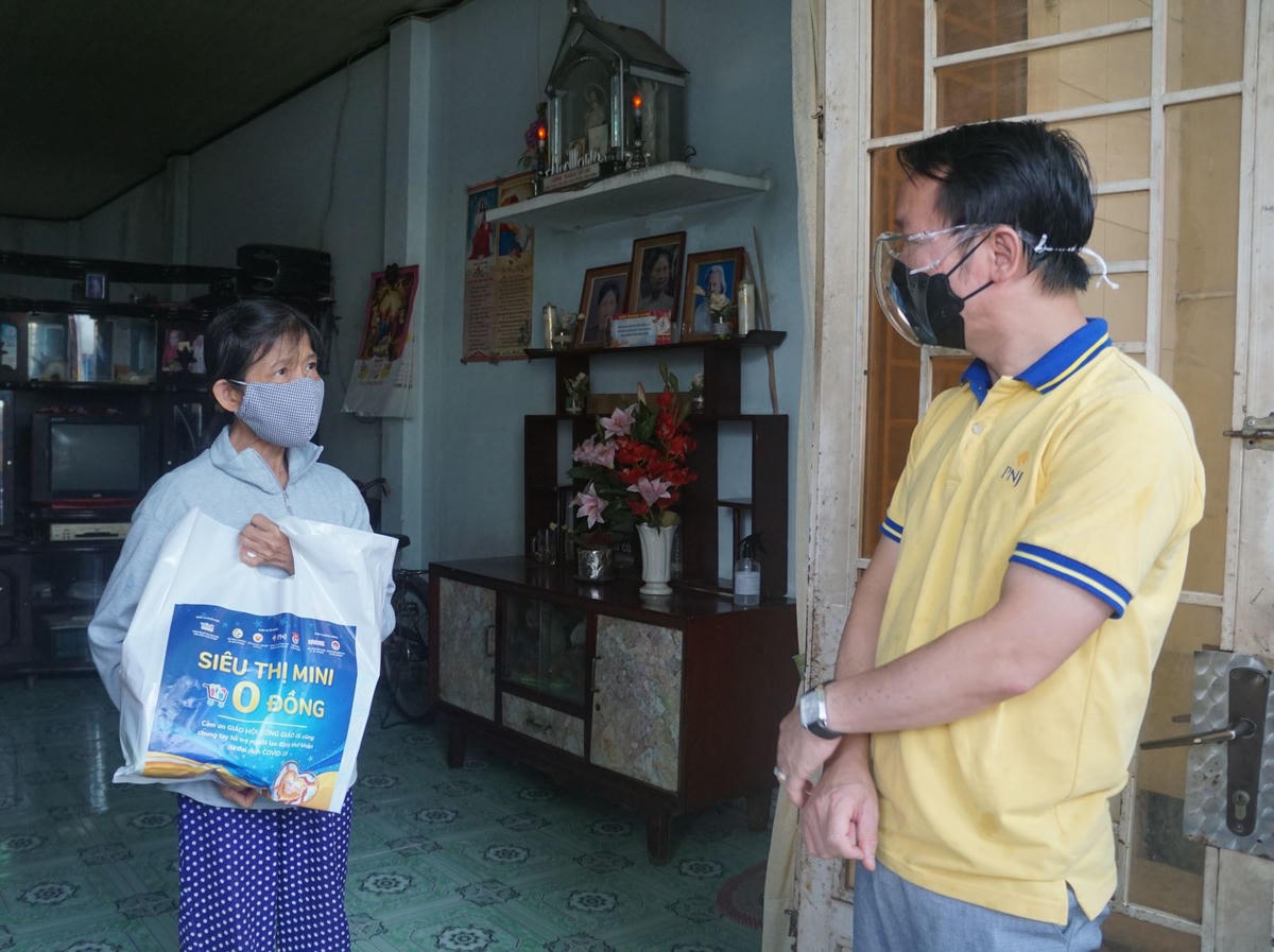Túi quà của siêu thị mini 0 đồng được trao tới tận tay bà con.