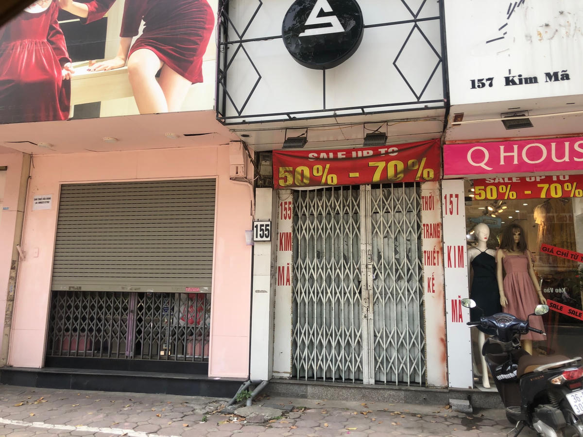 Một số cửa hàng còn vớt vát, bên cạnh những cửa hàng đã im lìm .