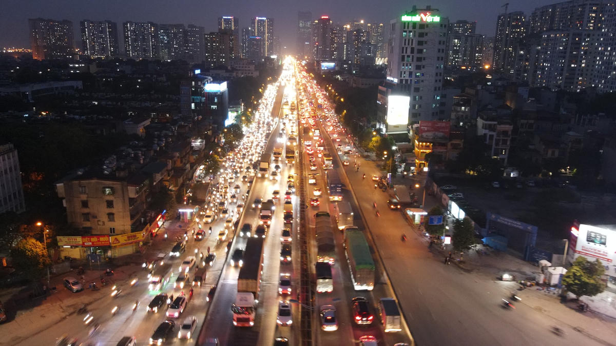 Các dòng phương tiện từ cầu Thanh Trì, vành đai 3 trên cao, đường cao tốc Pháp Vân... hướng vào bến xe Nước Ngầm, Giáp Bát và trung tâm Thủ đô khiến khu vực này luôn trong tình trạng kẹt cứng phương tiện.