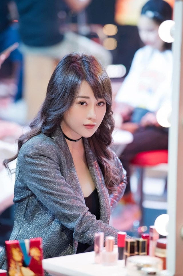 Diễn viên Phương Oanh thêm trẻ trung hơn tuổi trong style tóc mới.  