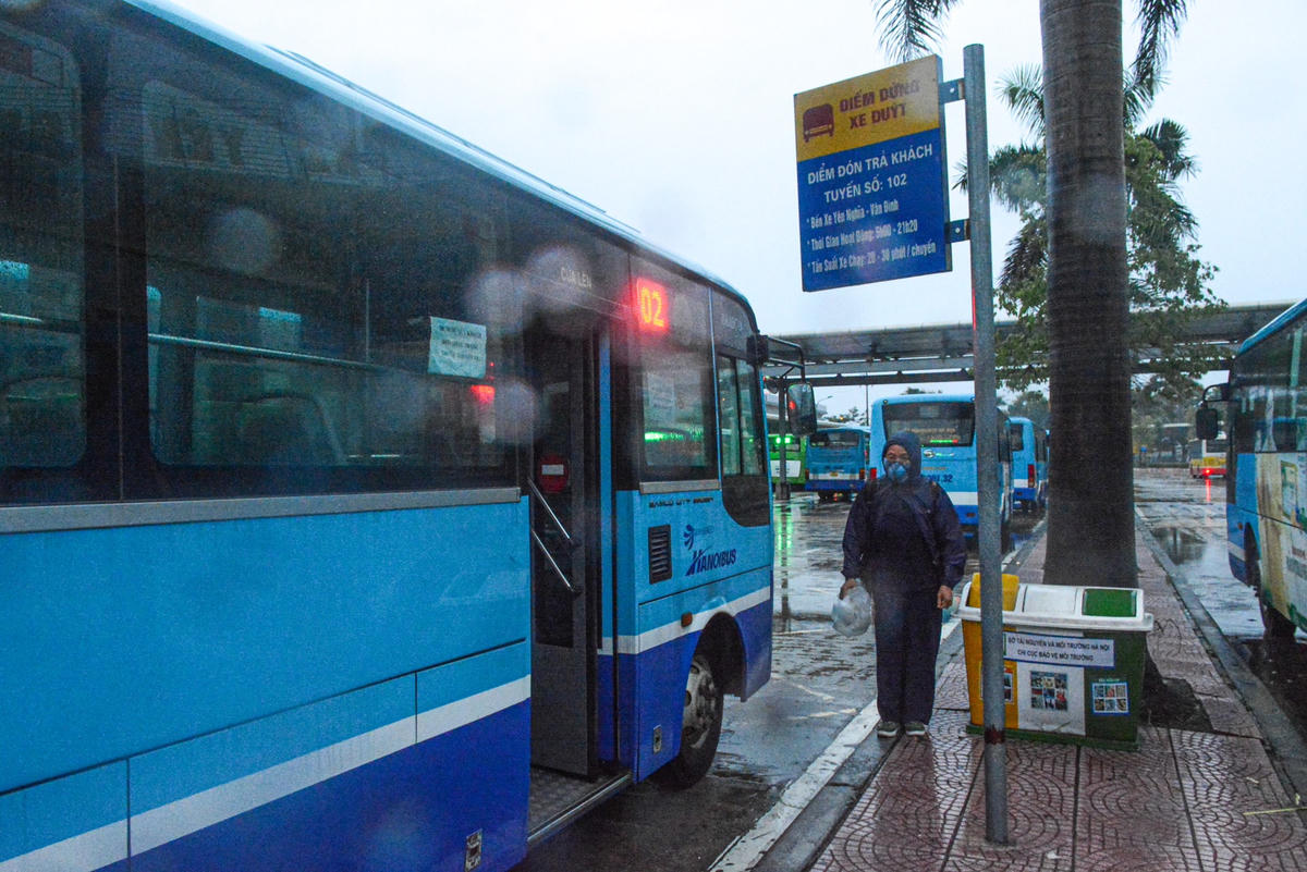 Bà Đặng Thị Dung (quê Vân Đình, huyện Ứng Hòa, Hà Nội) đón xe khách 02 từ BX Yên Nghĩa đi Vân Đình cho biết: “Tôi rất vui mừng khi hay tin xe buýt được phép hoạt động trở lại. Sáng này, dù mưa to nhưng tôi vẫn quyết định bắt xe buýt để về thăm gia đình”.